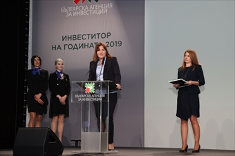 Antoaneta Bares gave out to Stara Zagora Municipality Award at the Investor of the Year 2019 Ceremony